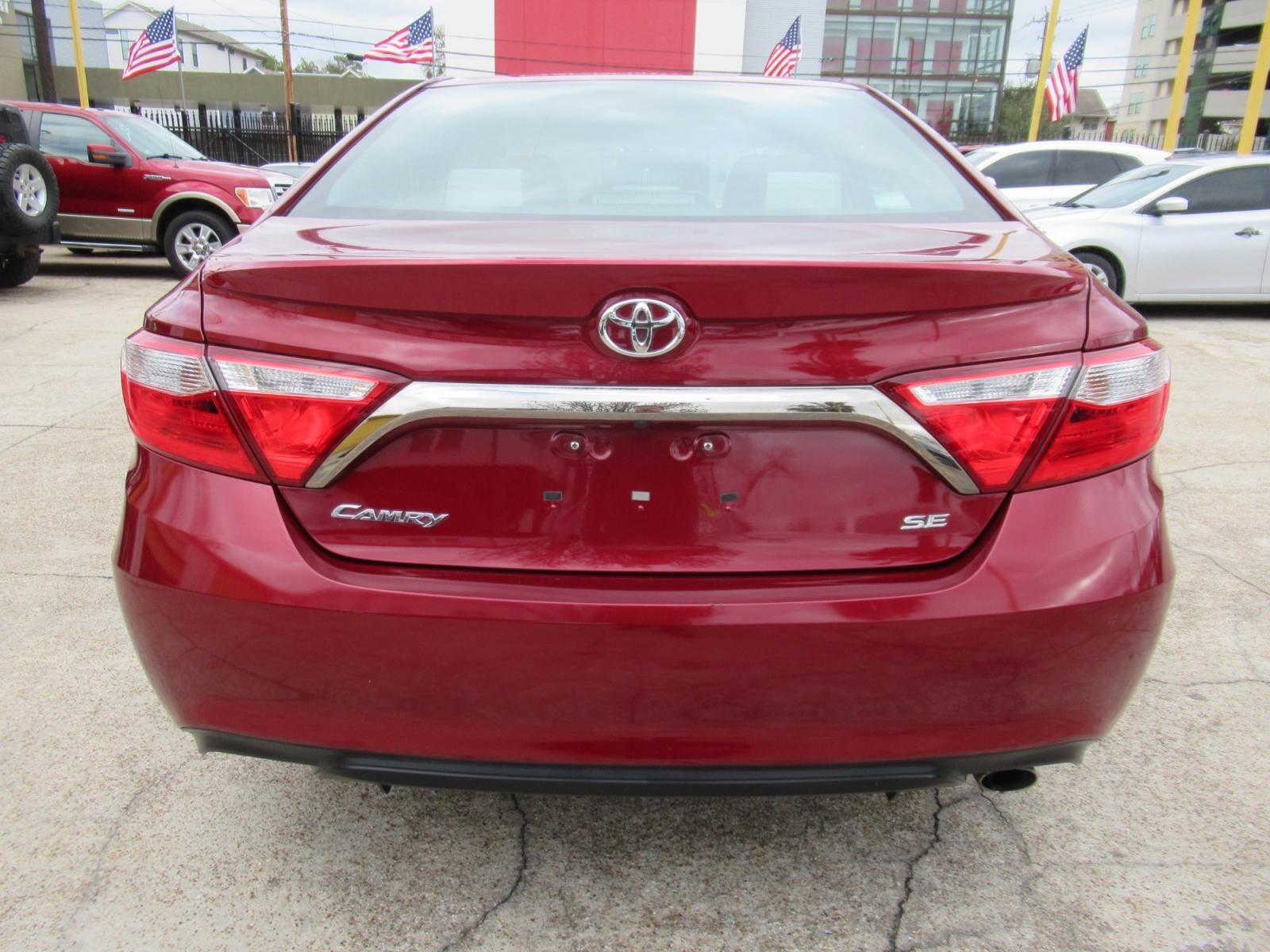 2016 Red /Gray Toyota Camry SE (4T1BF1FK0GU) with an 2.5L L4 DOHC 16V engine, Automatic transmission, located at 1511 North Shepherd Dr., Houston, TX, 77008, (281) 657-1221, 29.798361, -95.412560 - 2016 TOYOTA CAMRY SE VIN: 4T1BF1FK0GU603177 4 T 1 B F 1 F K 0 G U 6 0 3 1 7 7 SEDAN 4 DR 2.5L I4 F DOHC 16V GASOLINE FRONT WHEEL DRIVE - Photo #16